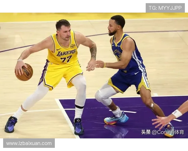 库里再创纪录勇士惊险逆转湖人詹姆斯关键时刻失手引发热议